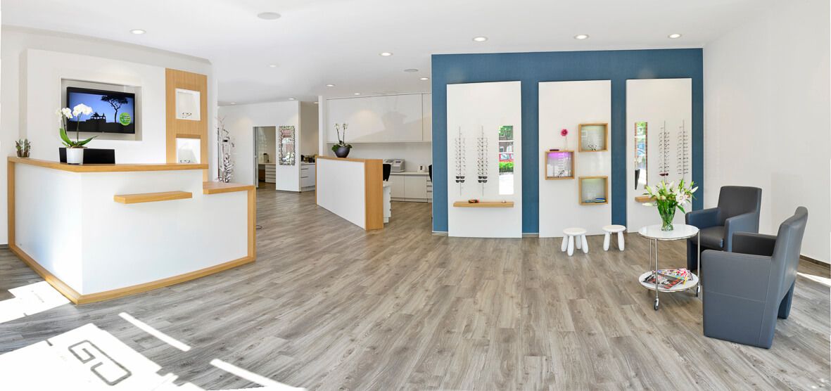Verkaufsraum von Gebker Optik in Gronau-Epe mit Empfangstheke und Brillenpräsentation